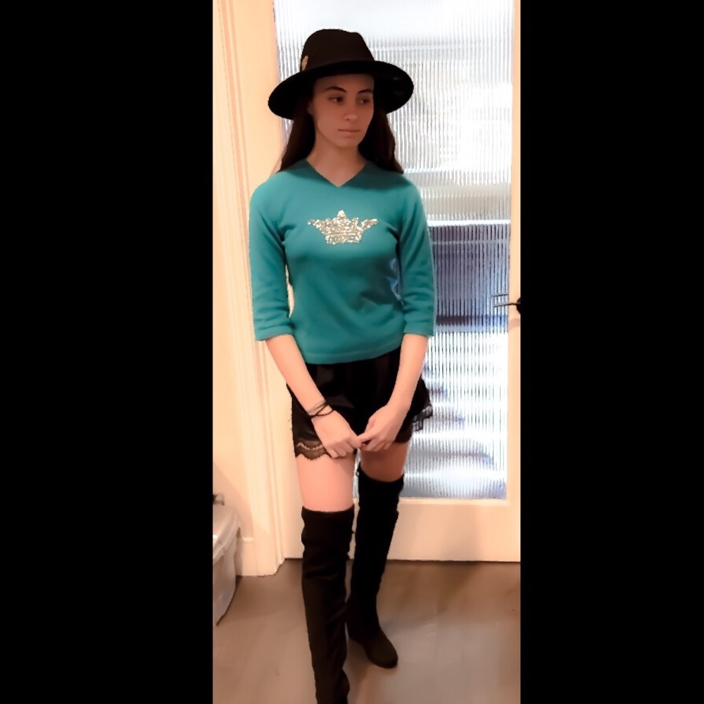Gorgeous 100% cashmere crown sweater